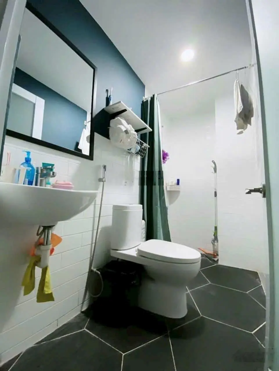 Nhà đẹp 120m2, có 2PN 2WC, sổ riêng, cách Nguyễn Duy Trinh 950m, Long Trường Q9