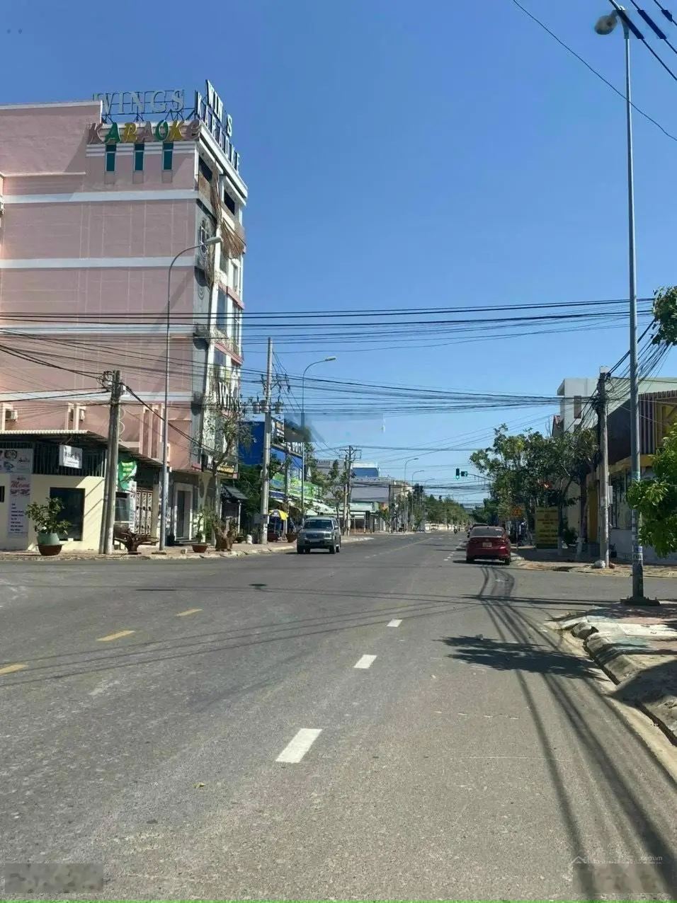 Bán gấp 200m2 đất MT Phạm Hùng - Phan Thiết, giá 10 tỷ thương lượng. đất đẹp vuông vức.