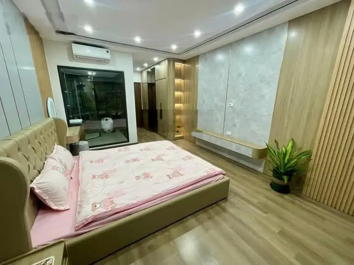 Cực hiếm! Phố Đội Cấn, nhà mới full nội thất, thang máy, 5m ô tô, sát phố, dt 38m2 6tầng