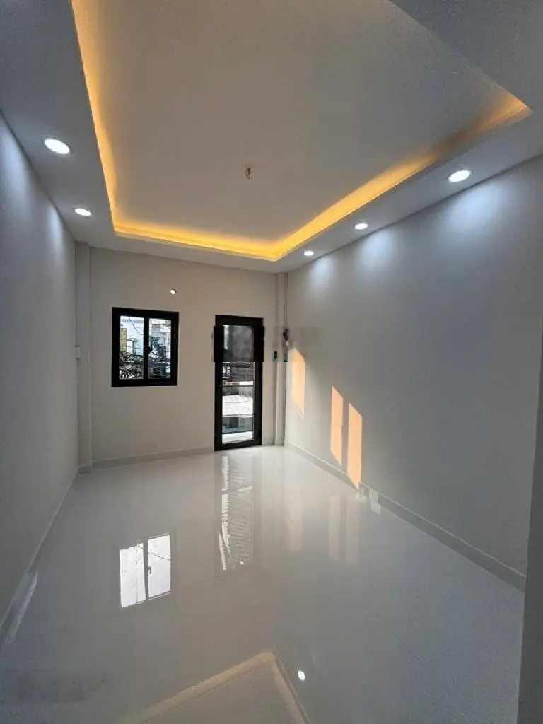 Nhà đẹp 17,2m2 (3 x 6), hẻm 3,6m Tôn Đản sát Q1. Chỉ 2,25 tỷ