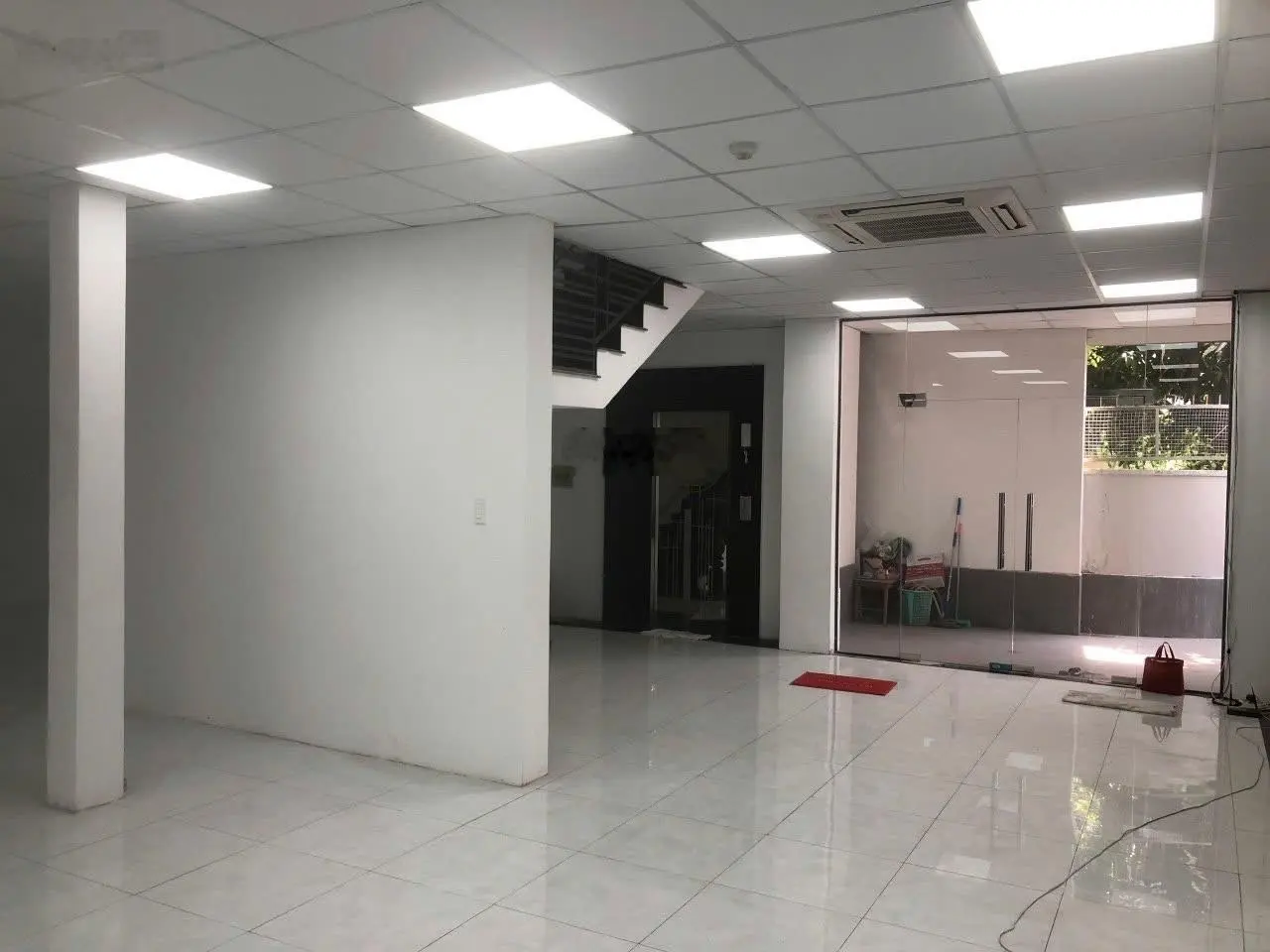 Bán building mặt tiền thụt khu vip Nguyễn Văn Trỗi - có thang máy - cn 225m2 - có hợp đồng thuê 130