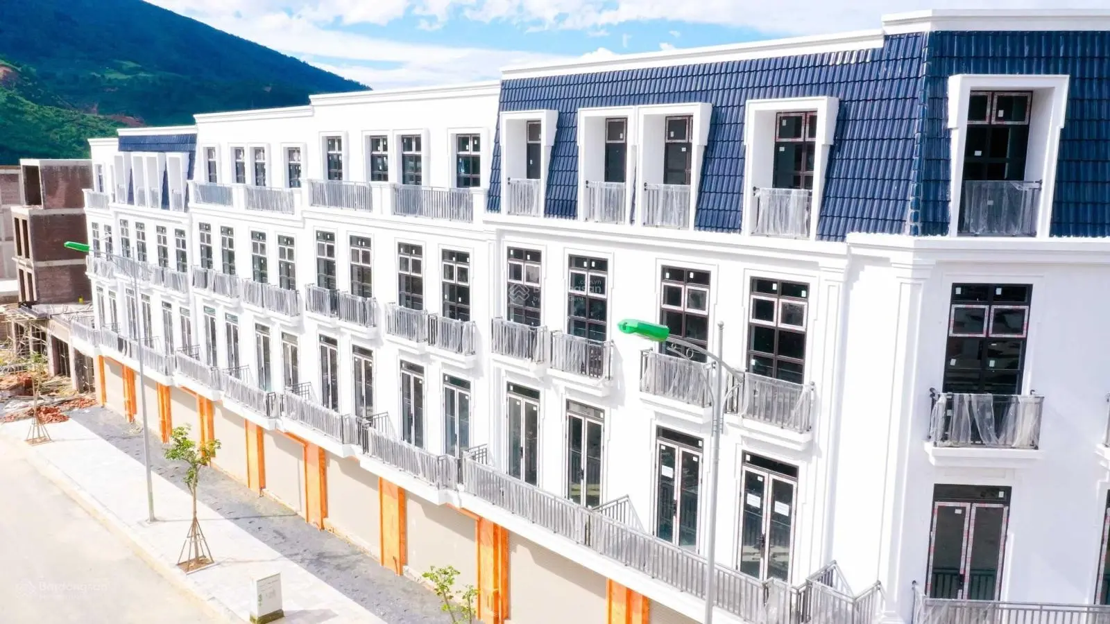 Bán Shophouse - Mini Hotel ngay trung tâm TX Sa Pa - hỗ trợ vay 65% - sẵn sổ đỏ sang tên - giá 6 tỷ