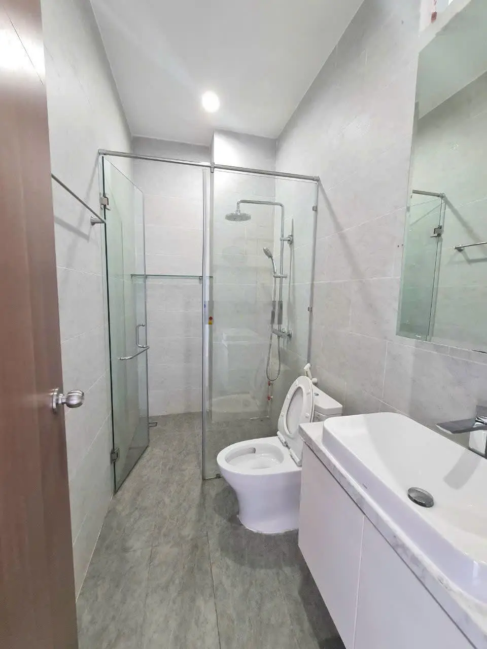 Bán nhà Đường Trần Phú , p8, Q5 . 81m2 ( 5m x 16,2m) Giá 3.7 tỷ . Còn HĐ Thuê 30tr/ tháng