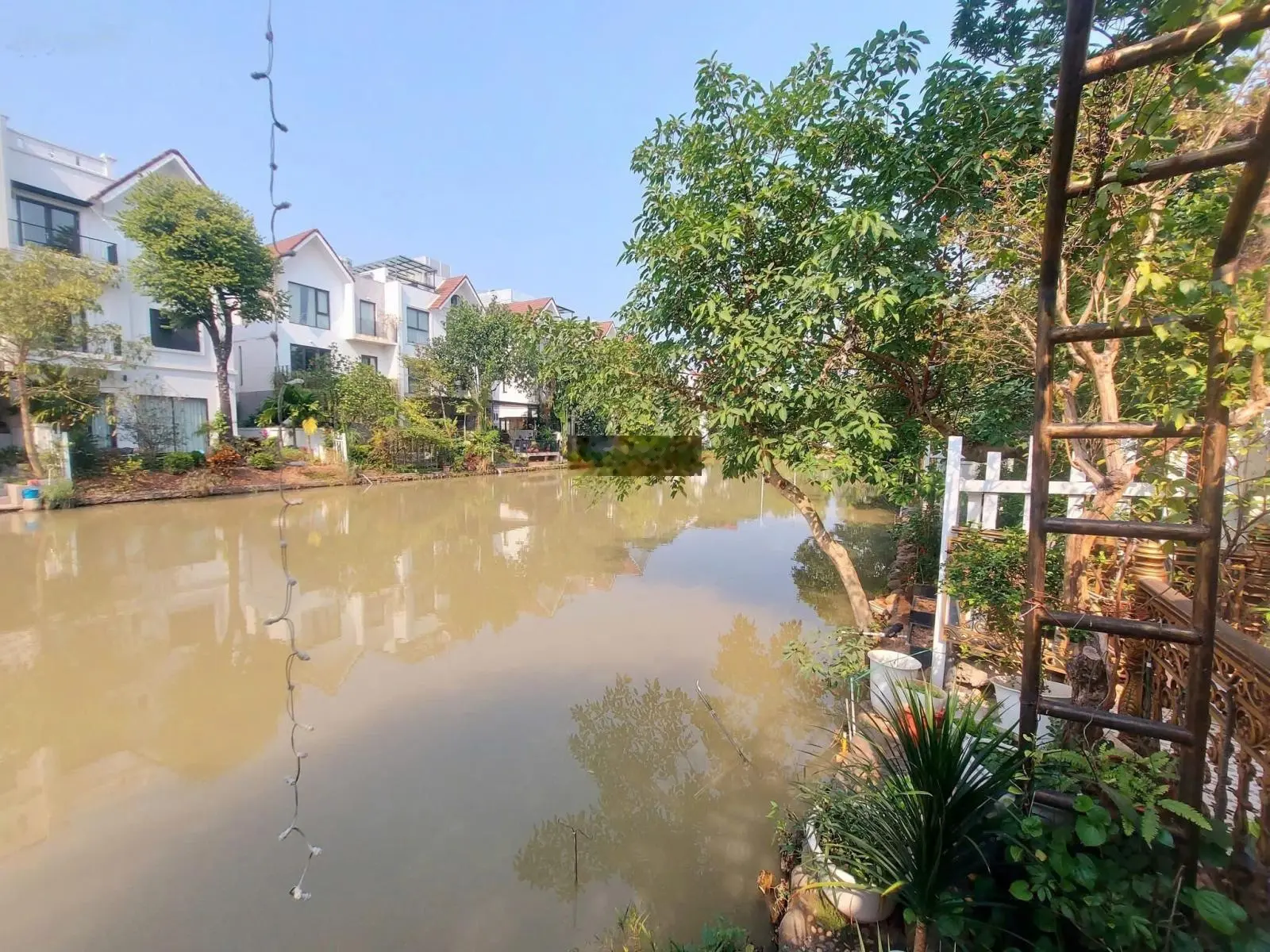 Bán biệt thự Hoa Sữa 8 Vinhomes Riverside 300m2 chỉ 110 tỷ. View sông, nội thất đẳng cấp, khép kín