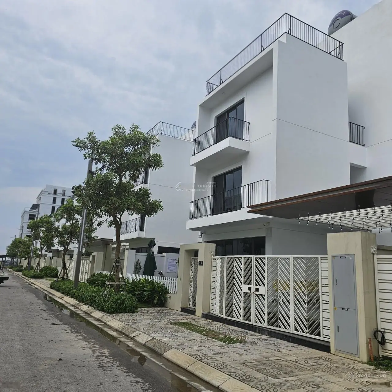 Bán căn villa 3,5 tầng, 190m2, ngay mặt biển Sầm Sơn, sổ đỏ trao tay. CĐT ký ngay HĐ thuê 2 năm