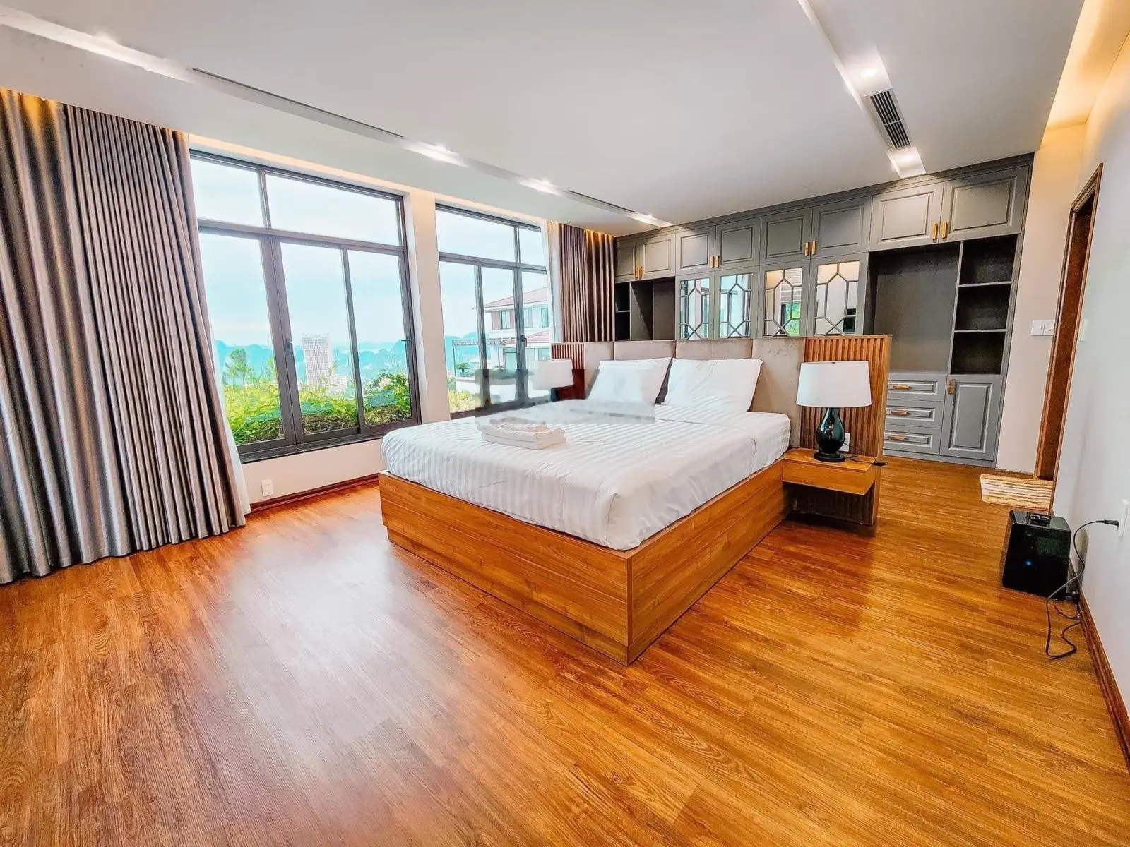 Gia đình cần tiền bán gấp căn villa view biển full nội thất trung tâm Hạ Long