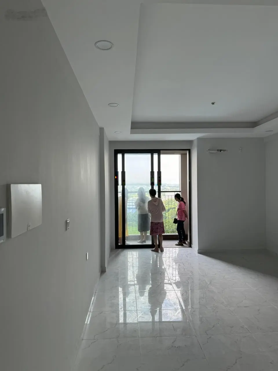 Chính chủ bán nhanh căn Studio 40m2 sổ hồng sẵn, view trực diện hồ bơi tầng thấp, giá 1 tỷ 2