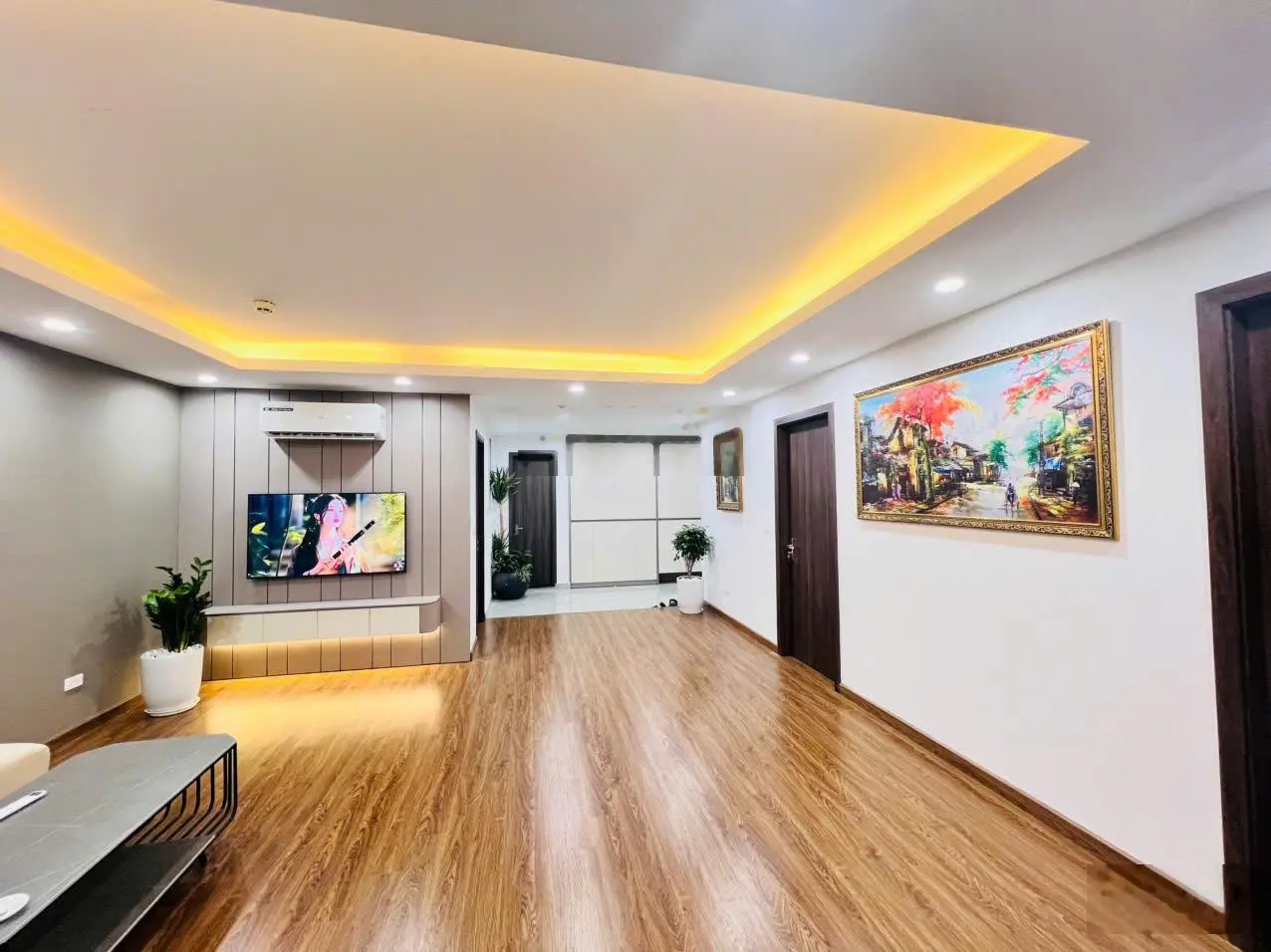 Chính chủ gửi bán căn hộ 3 pn tầng đẹp, hướng mát, view thoáng tòa Royal City. DT 115m2, giá 8 tỷ