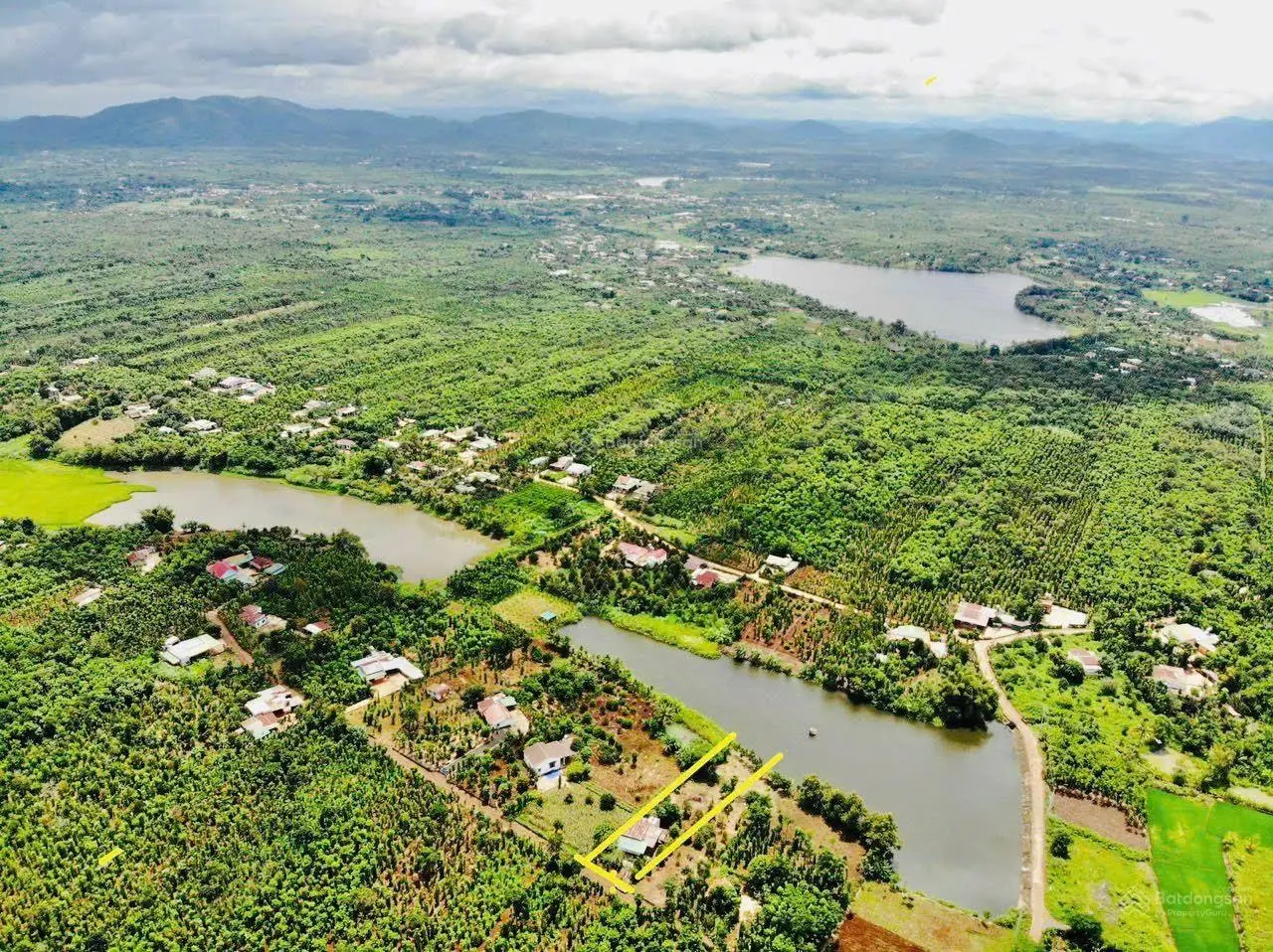 Đã giáp hồ lại có sẵn thổ cư với giá vài trăm triệu lại mát mẻ thì khách tìm đâu ra nữa