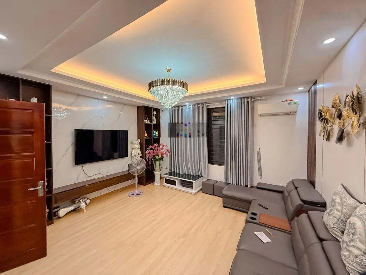 Bán nhà phố vip Cầu Giấy - 50m2 - xung quanh vô số tiện ích