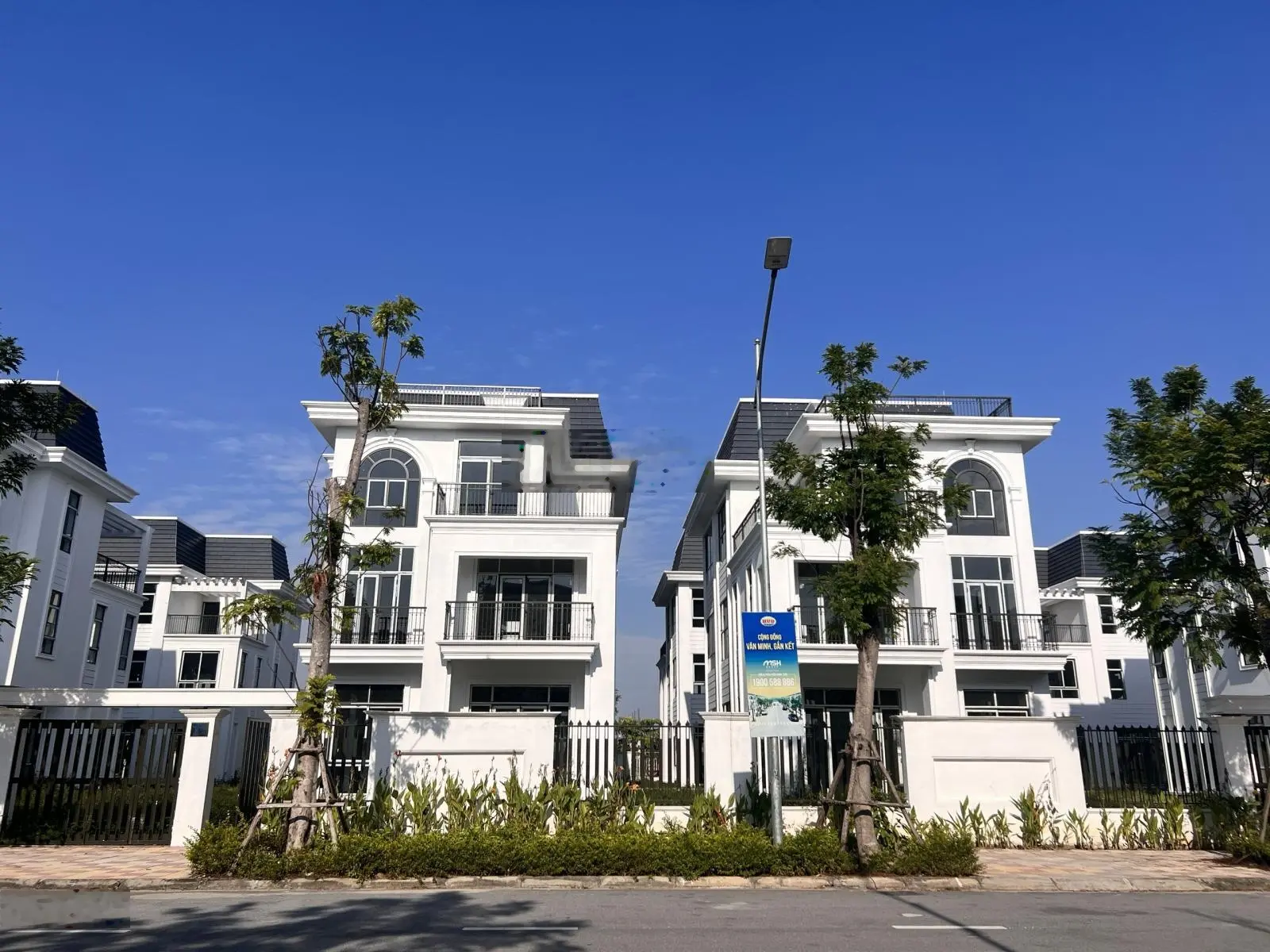 Cần tiền bán nhanh biệt thự 250m2 view công viên siêu mát giá chỉ 15.43 tỷ 95%. LH: 0903270123 zalo