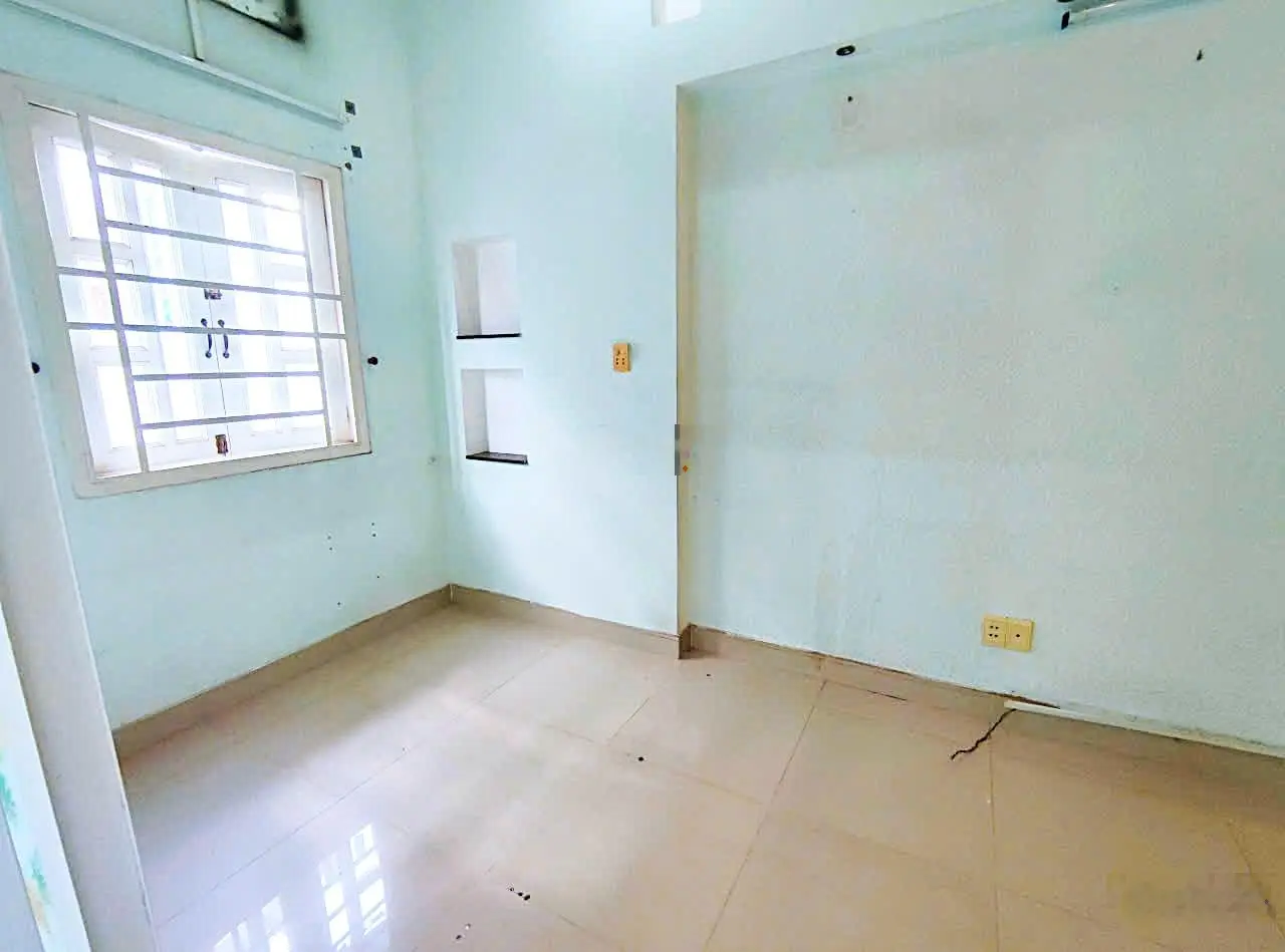 Bán nhà Phường Linh Tây, DT sàn 96m2 có 2 phòng ngủ 2 WC 2 tầng đúc kiêng cố giảm 300tr còn 3,75 tỷ