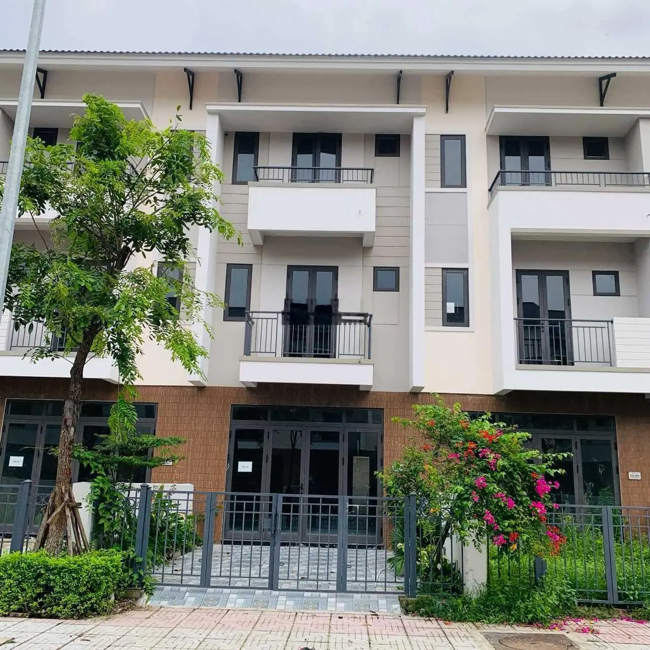 Shophouse 100m2 sẵn nhà 3 tầng trong khu đô thị đẹp nhất Từ Sơn, giá rẻ hơn thị trường gần 1 tỷ