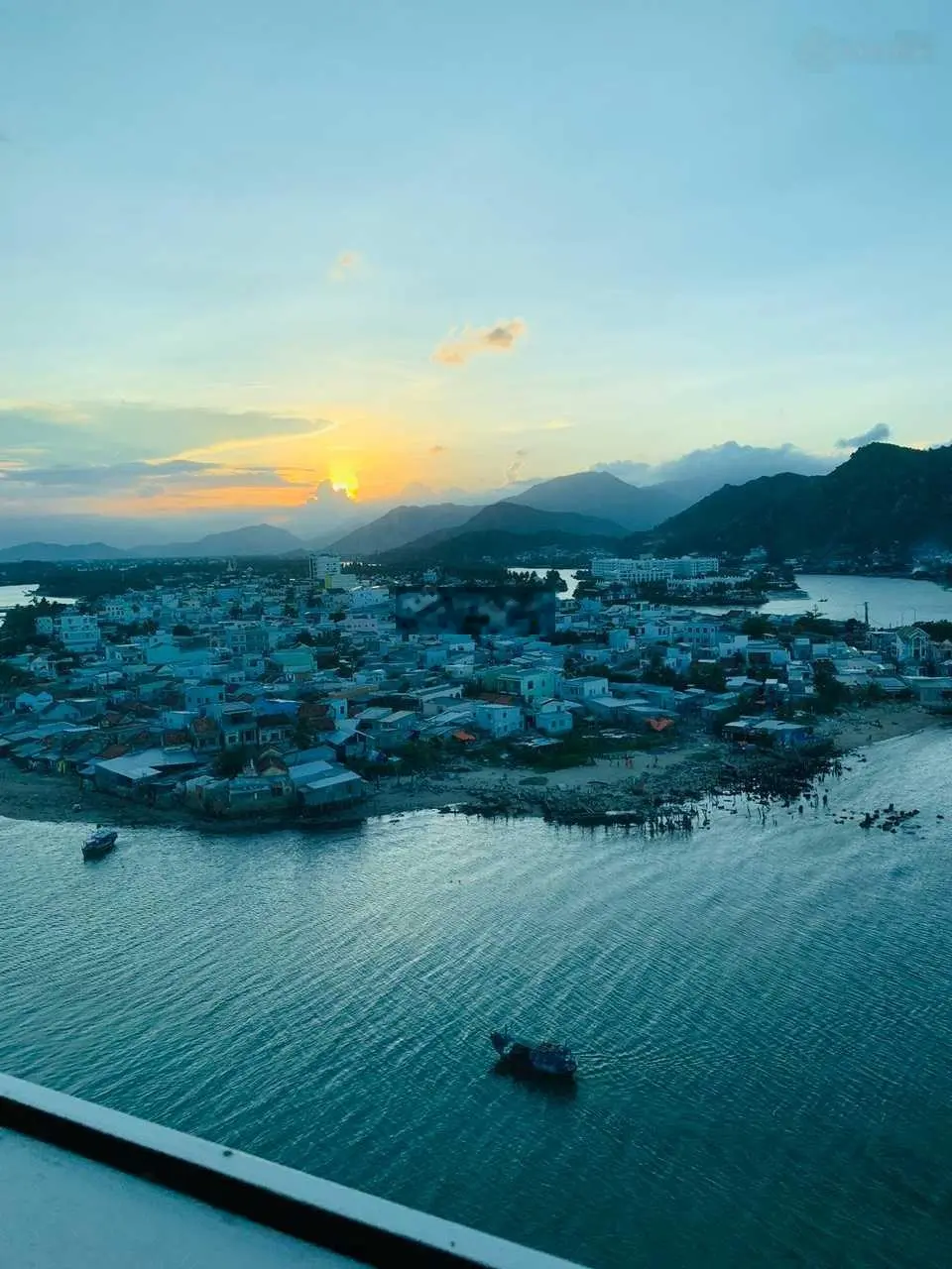 Bán căn 2PN đã có nội thất view sông, xéo biển dự án Mường Thanh 04, Tp. Nha Trang