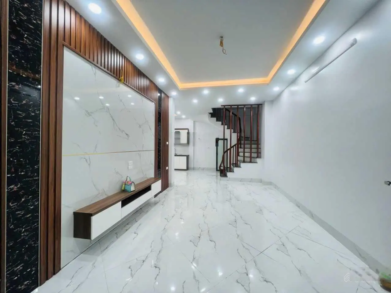 Bán nhà Xuân Đỉnh, diện tích 35m2, giá 6.5 tỷ. Nhà 05 tầng. Liên hệ 0972264985