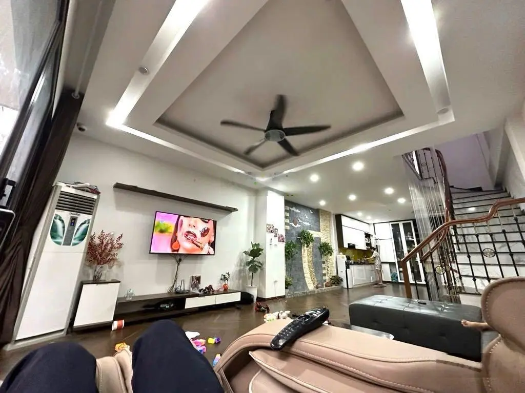 Bán nhà Tân Mai 5 tầng, mặt tiền rộng đẹp. 52m2 giá 8.5 tỷ mới kính coong, ở sướng