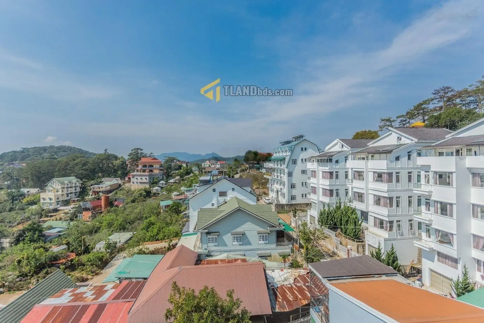 Bán nhanh căn villa sân vườn view thông , DT: 220m2 (25m x 9m), đường Khe Sanh, P10, cửa ngõ Đà Lạt