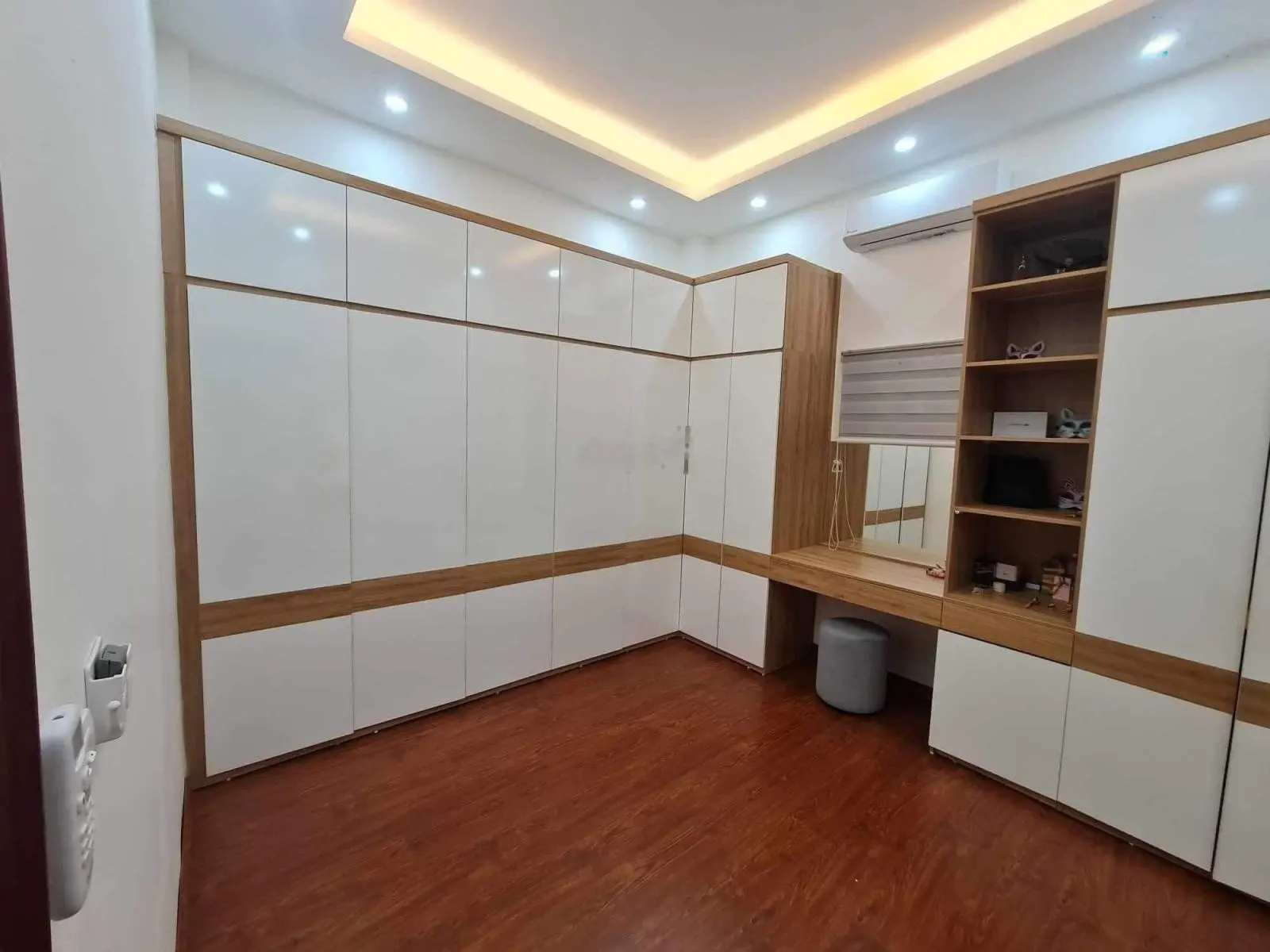 5,25 tỷ. Không ở thì cho thuê. Căn nhà 42m2 x 4m x 5T x 6PN. Đường 3m. 199 Hồ Tùng Mậu