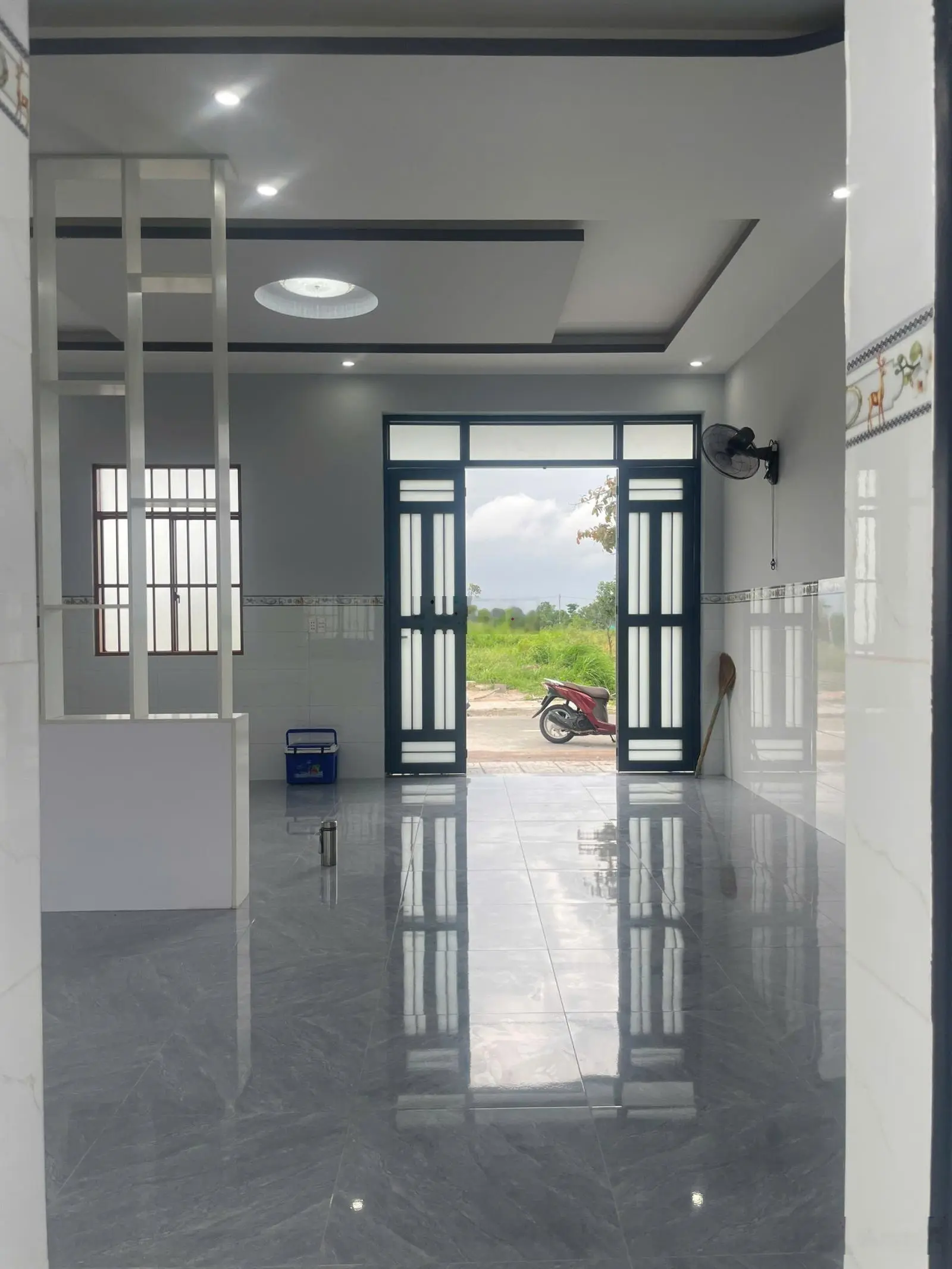 Nhà cấp bốn mới, 350m2 đã xây 80m2 có 1p kh, 2N, 1 toilet, sân phơi, sân đâu xe 7 chỗ 0933 768 ***