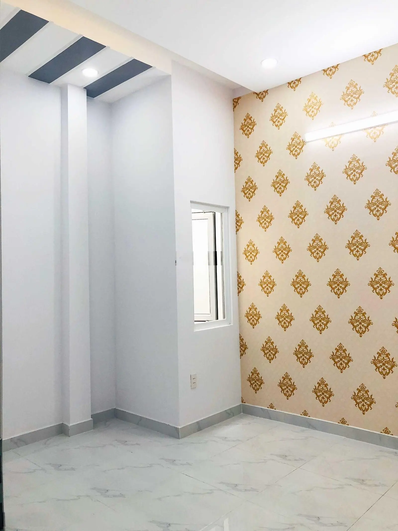 Bán gấp nhà Lạc Long Quân, Q11, 50m2 SHR