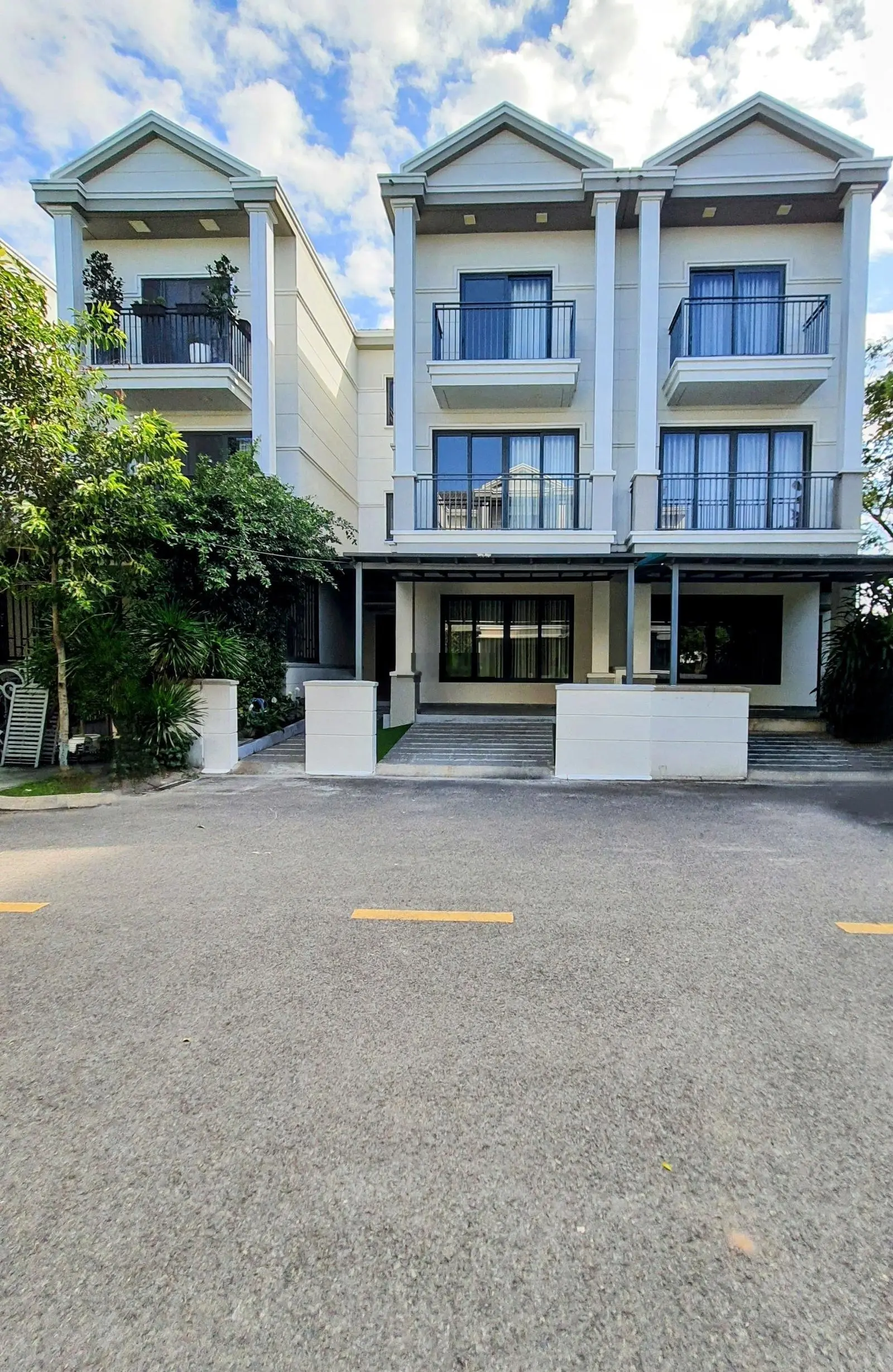 Biệt Thự ven sông đẳng cấp 3 tầng - Nine South Estates - Đường Nguyễn Hữu Thọ Chỉ 18tỷ.