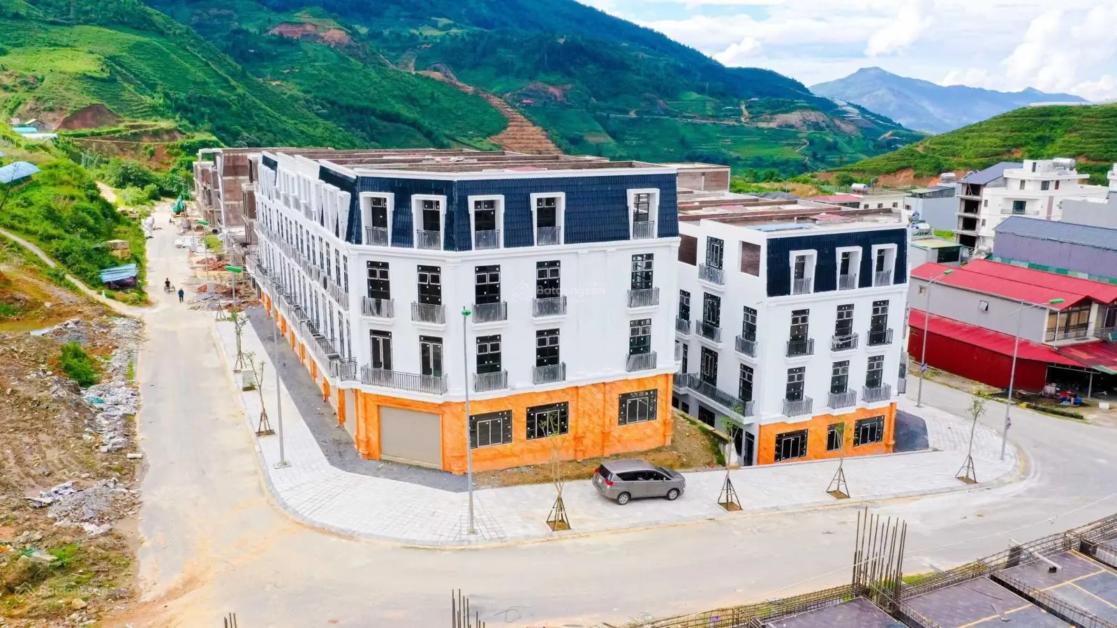 Bán Shophouse - Mini Hotel ngay trung tâm TX Sa Pa - hỗ trợ vay 65% - sẵn sổ đỏ sang tên - giá 6 tỷ