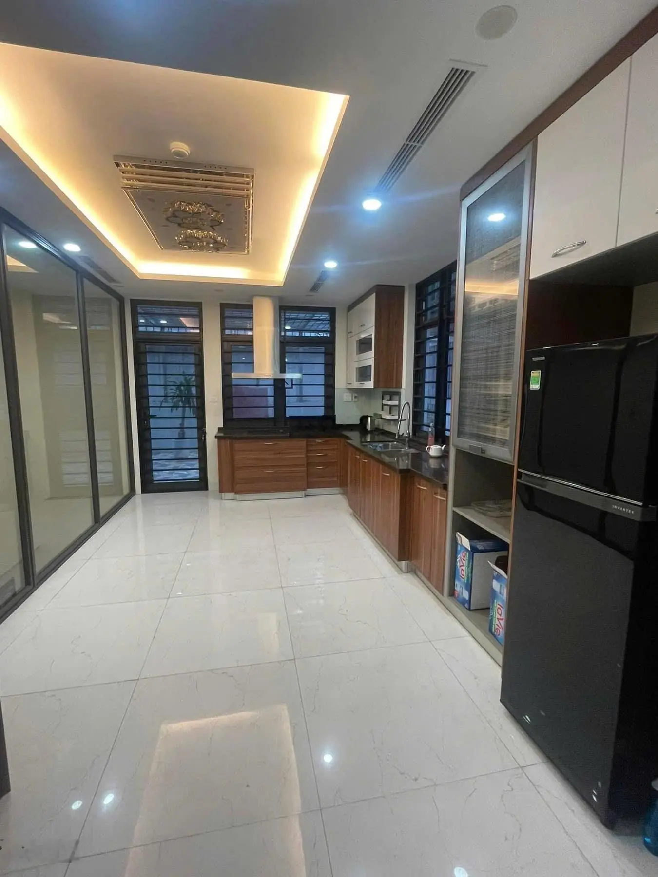 Chủ nhà gửi bán nhà mặt phố Xuân La: 115m2, 6 tầng lô góc, MT: 5m. Giá: 54 tỷ. LH: 0888999766