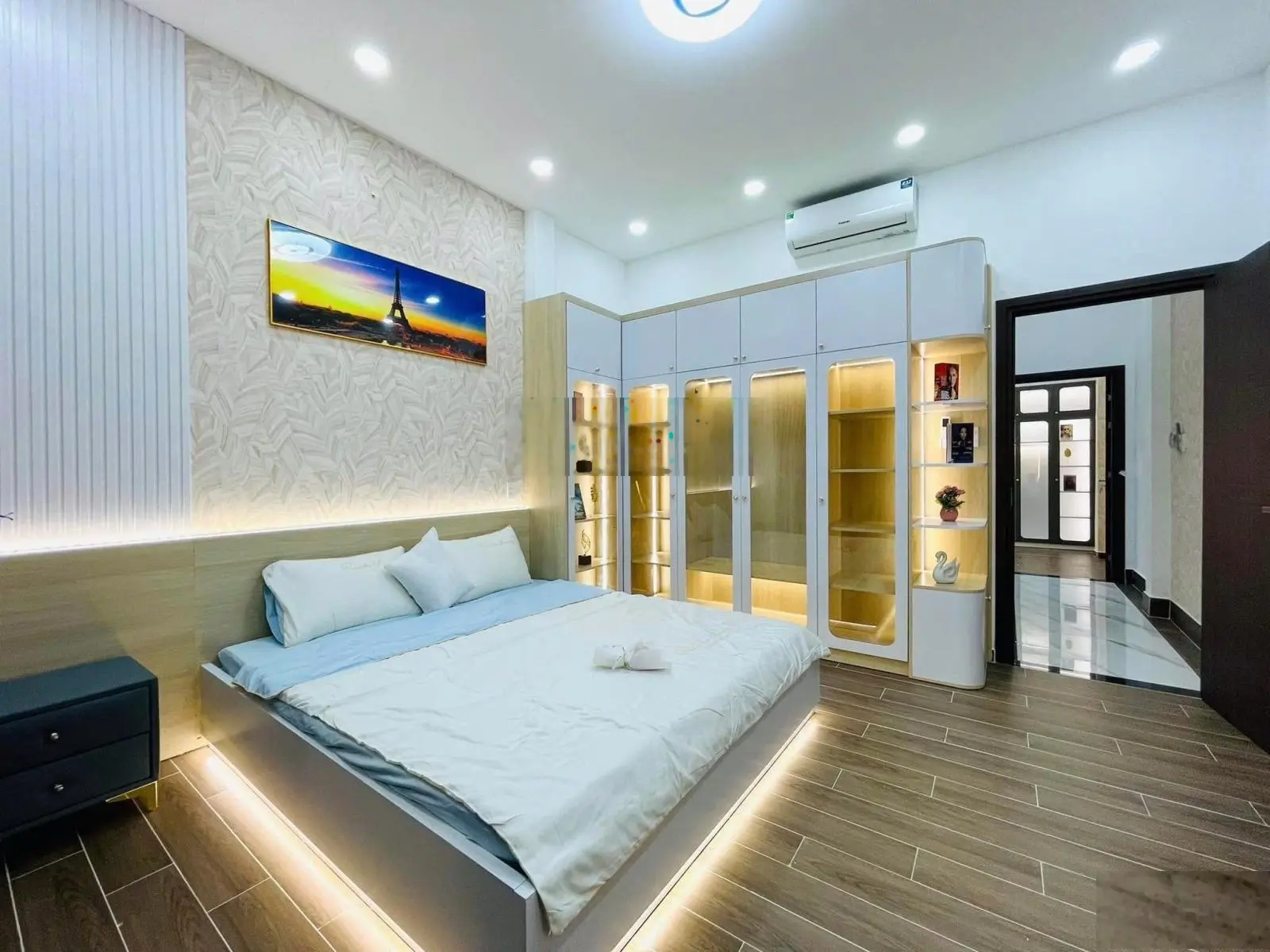 Bán nhà 40.6m2 nhà 1 trệt 2 lầu, Giá: 3 tỷ 190 đường Nguyễn Trọng Tuyển. Nhà 1 trệt 2 lầu sổ riêng