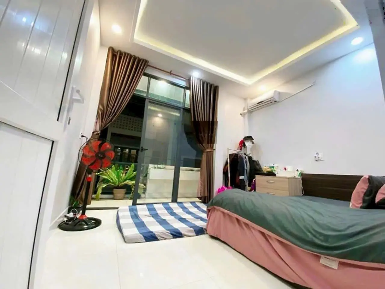 Nhà đẹp 120m2, có 2PN 2WC, sổ riêng, cách Nguyễn Duy Trinh 950m, Long Trường Q9