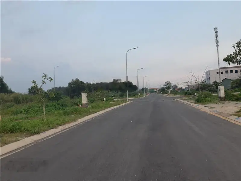 Bán đất ngay trung tâm Nhà Bè, SHR, DT 110m2 (thương lượng)