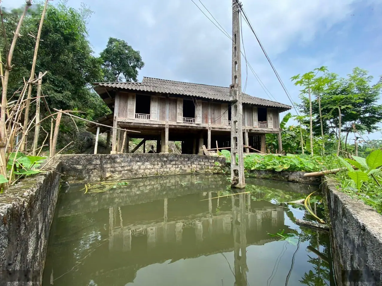 Lô đất hội tụ đầy đủ tiêu chí nghỉ dưỡng, sẵn nhà sàn, ao cá suối chảy quanh đất. Mạch nước ngầm