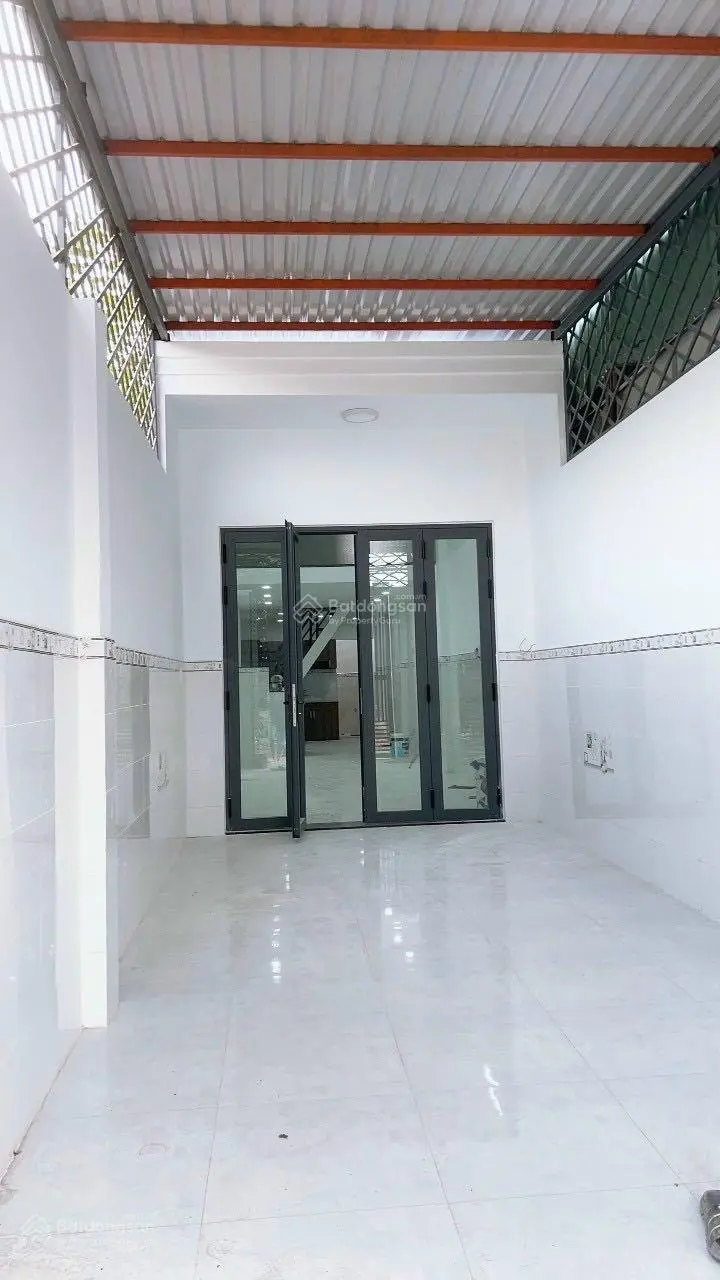 Bán gấp nhà mặt tiền xã Trung Chánh, Hóc Môn, sổ riêng. DT: 60,4m2, giá: 3.1 tỷ, LH: 0342 421 ***