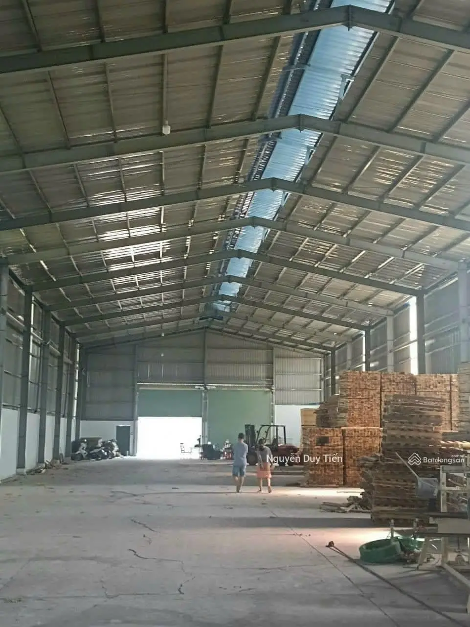 Cần bán gấp nhà xưởng 1770m2, có sẵn 600m2 thổ cư, mặt tiền công tải di chuyển thoải mái