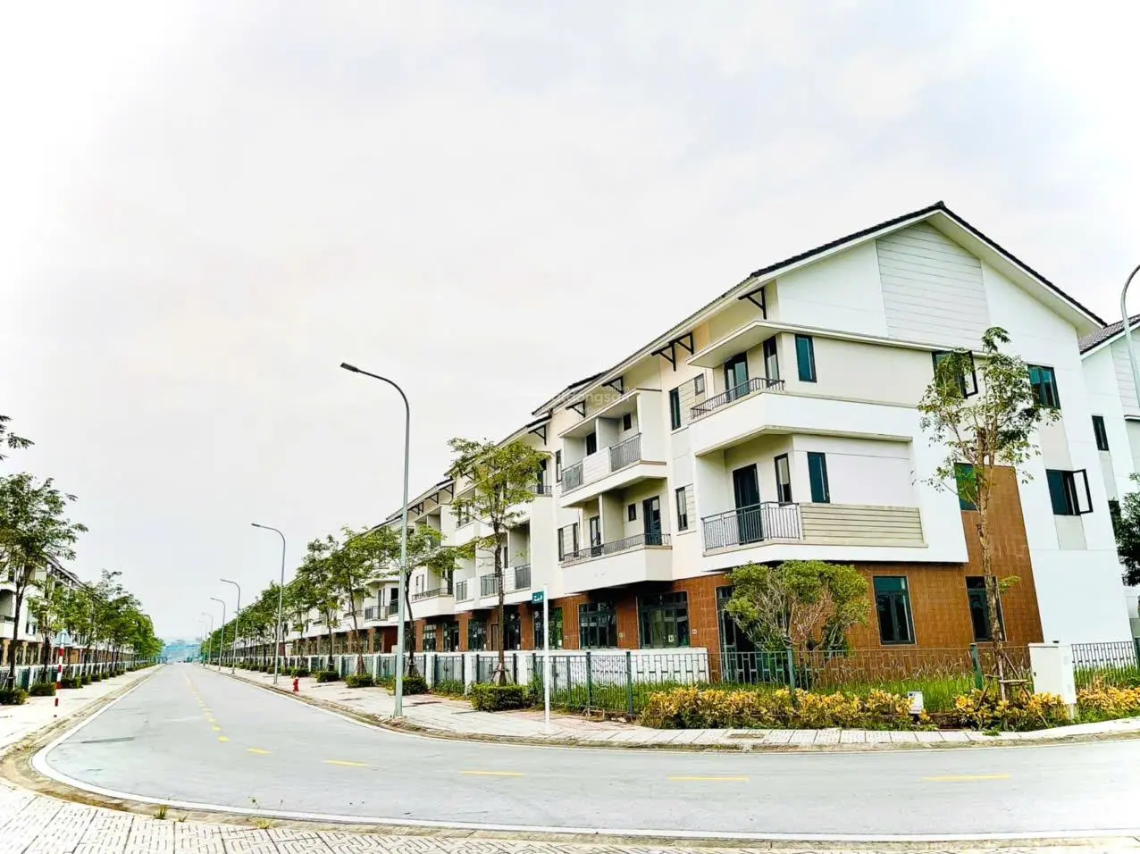 Bán shophouse 100m2, nhà 3 tầng, có đường nội khu 6m, tại Centa Riverside, VSIP - Từ Sơn - Bắc Ninh