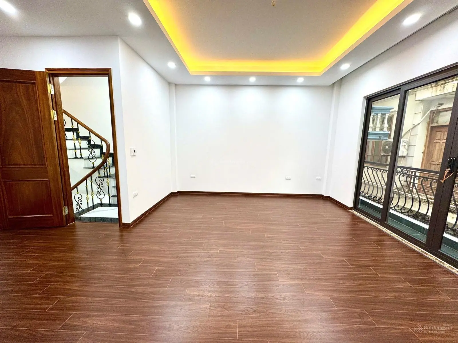 Bán nhà riêng Lĩnh Nam - Mai Động nhà mới tinh full nội thất ngõ rộng gần phố 41m2 x5T