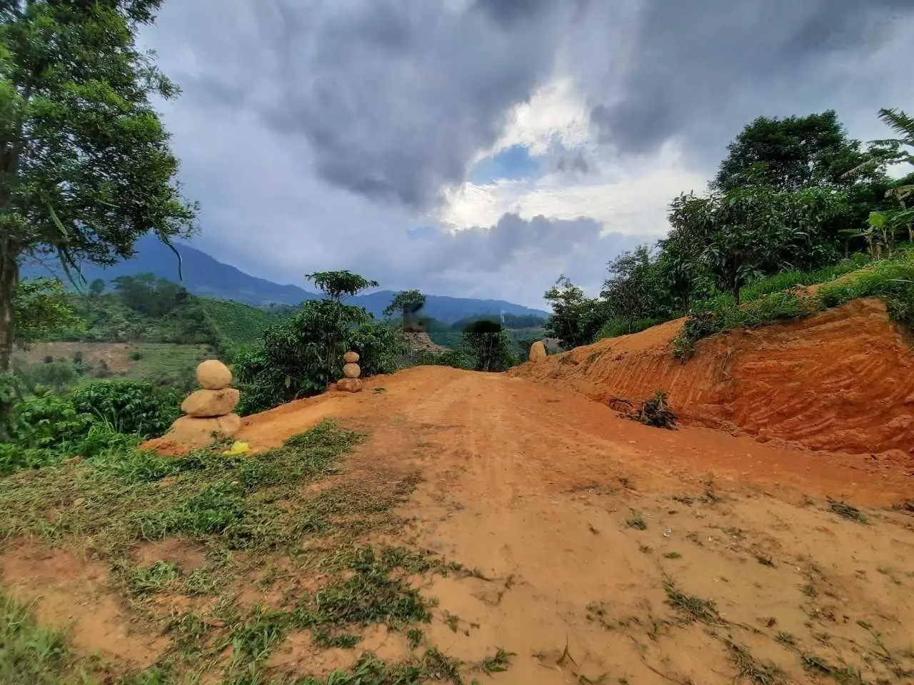 Đất đẹp. Mặt tiền đường lộ nhựa dài hơn 200m. View đẹp. Sổ hồng riêng. Chính chủ: 0909 770 ***