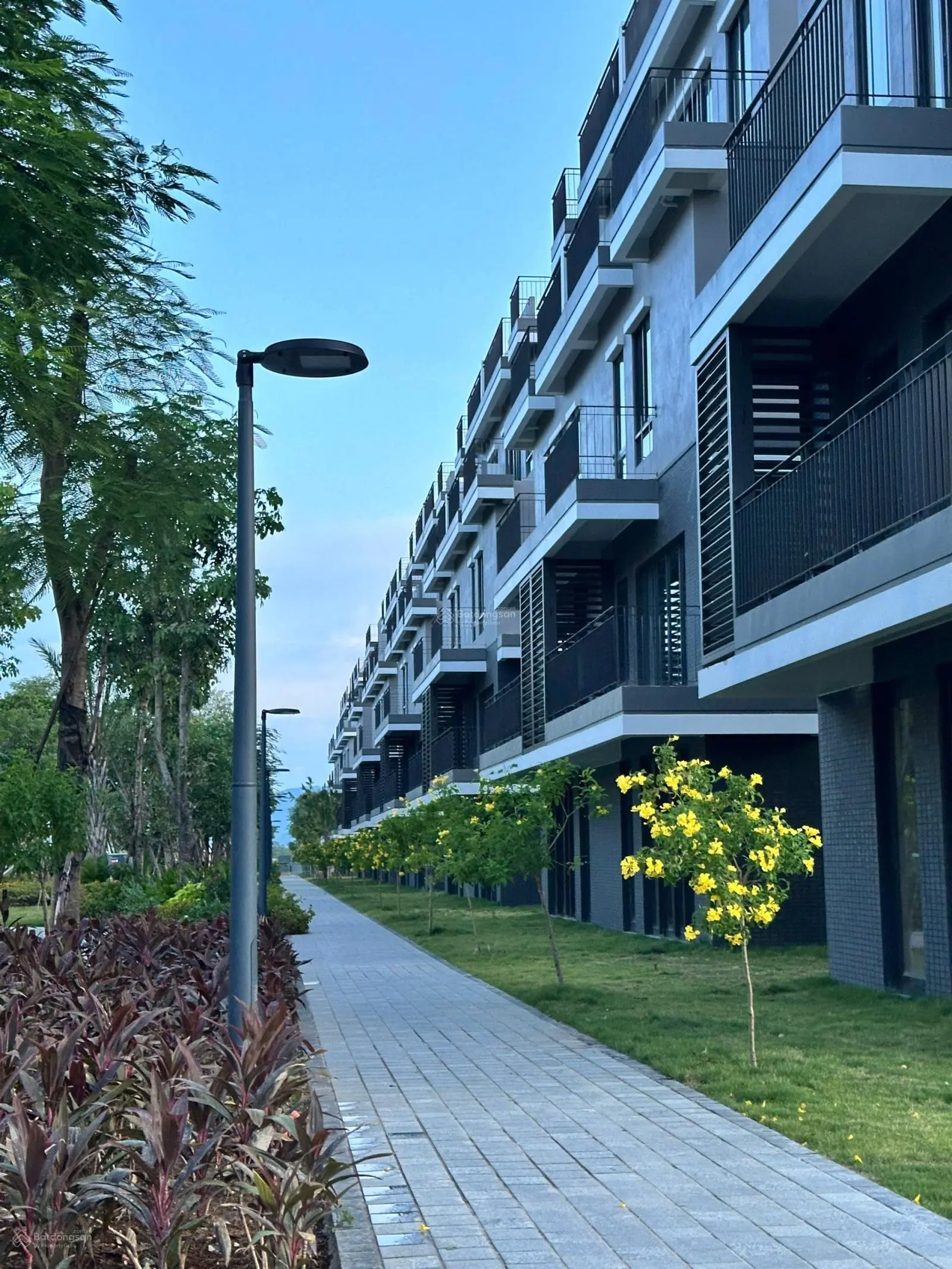 Nhà phố đại lộ Hùng Vương khu đô thị Eco Central Park nhận nhà ở luôn chỉ 7,x tỷ. LH 0942.995.498