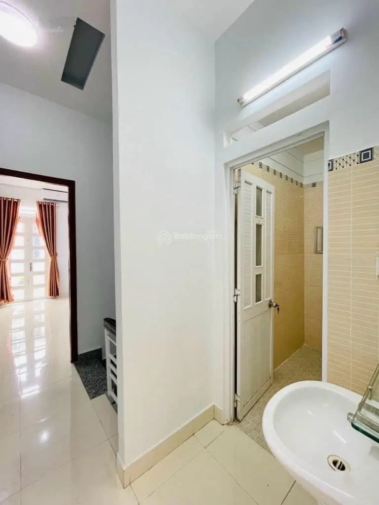 Nhà Bến Vấn Đồn, P6, Quận 4 sổ hồng riêng 58,8m2(4,2*14). 3tầng có 4PN + 4WC. Hẻm xe hơi