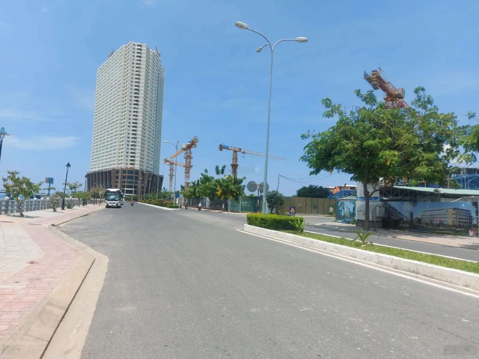 Cần bán nhà MT đường Bến Chợ, gần biển, Chợ Đầm, Nha Trang. 89m2 ngang 5m5 giá 7tỷ500,lh 0906 439 ***