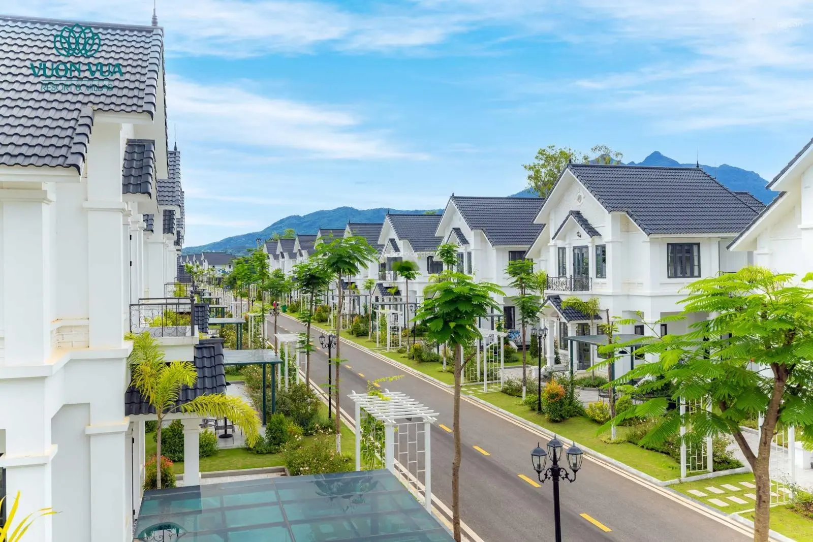 Giá gốc CĐT - quỹ căn biệt thự mặt hồ Sen Vườn Vua resort bàn giao ngay. CK 19%. Miễn gốc lãi 3 năm