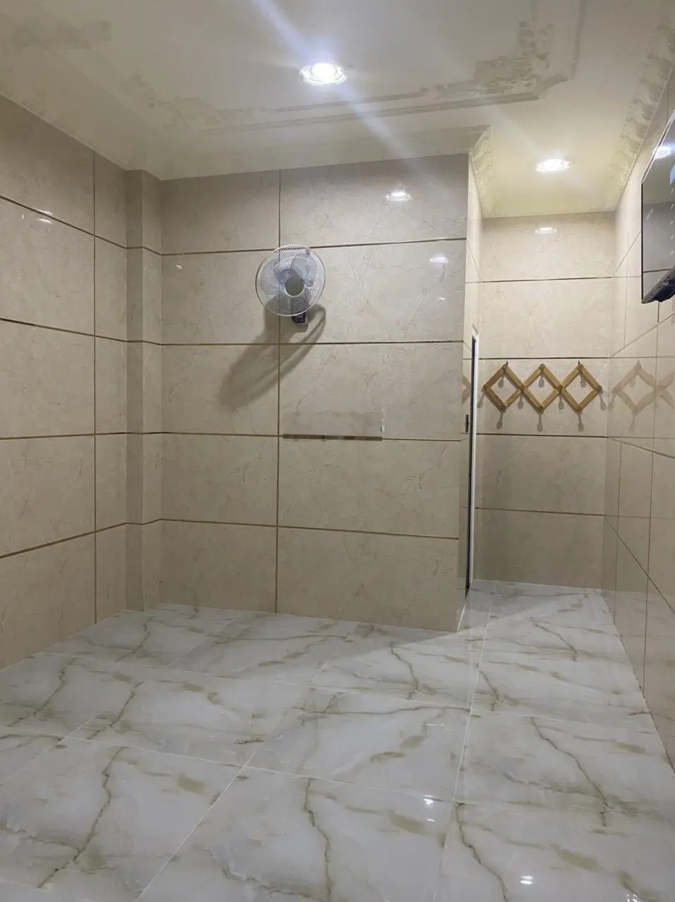 Chính chủ, bán gấp 400m2 đất ở, mặt tiền nhựa T12, hiện có nhà một trệt một lầu 8PN, toilet trong