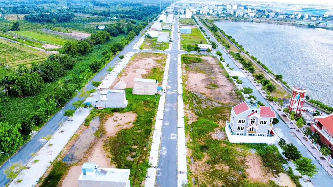 Bán lô 80m2 giáp trung tâm chỉ cách con kênh 7 mét