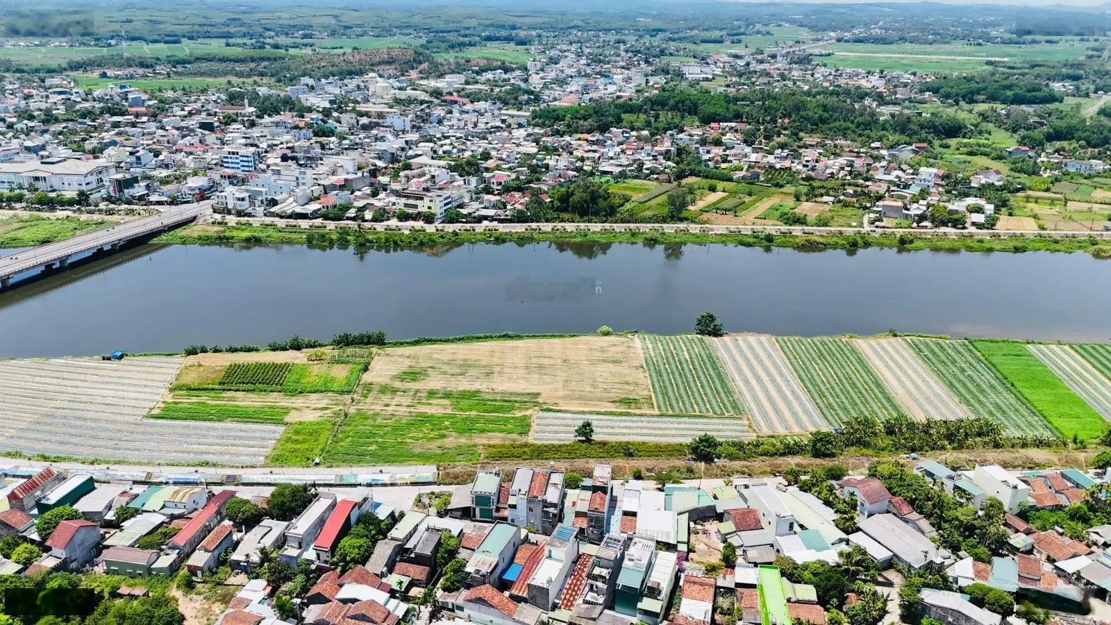 Cần bán 3 lô LK thổ cư mặt tiền sông Trà Bồng thị trấn Châu Ổ Te Hanh