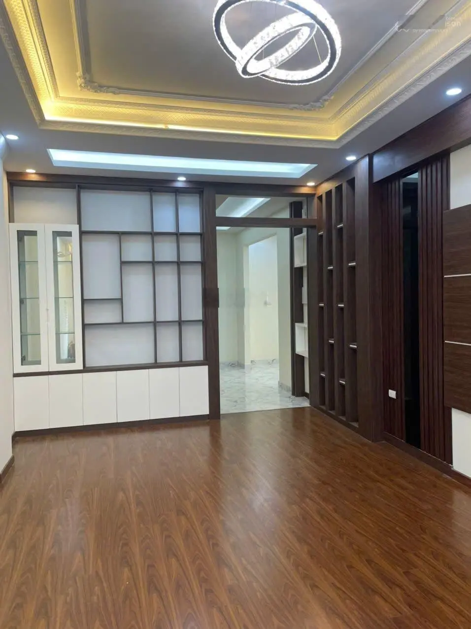 Nhà 50m2 xây mới 5 tầng, gara ô tô ở ngõ 117 khu hàng không Nguyễn Sơn, Long Biên, Hà Nội 15.9 tỷ