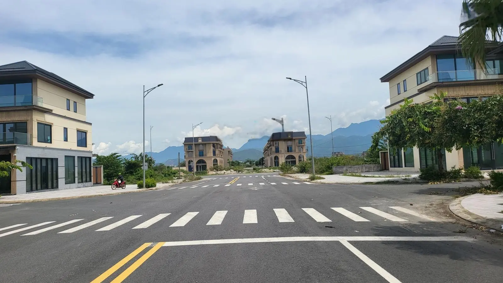 Bán 2 căn đôi shophouse đường Mê Linh. View hồ thoáng mát