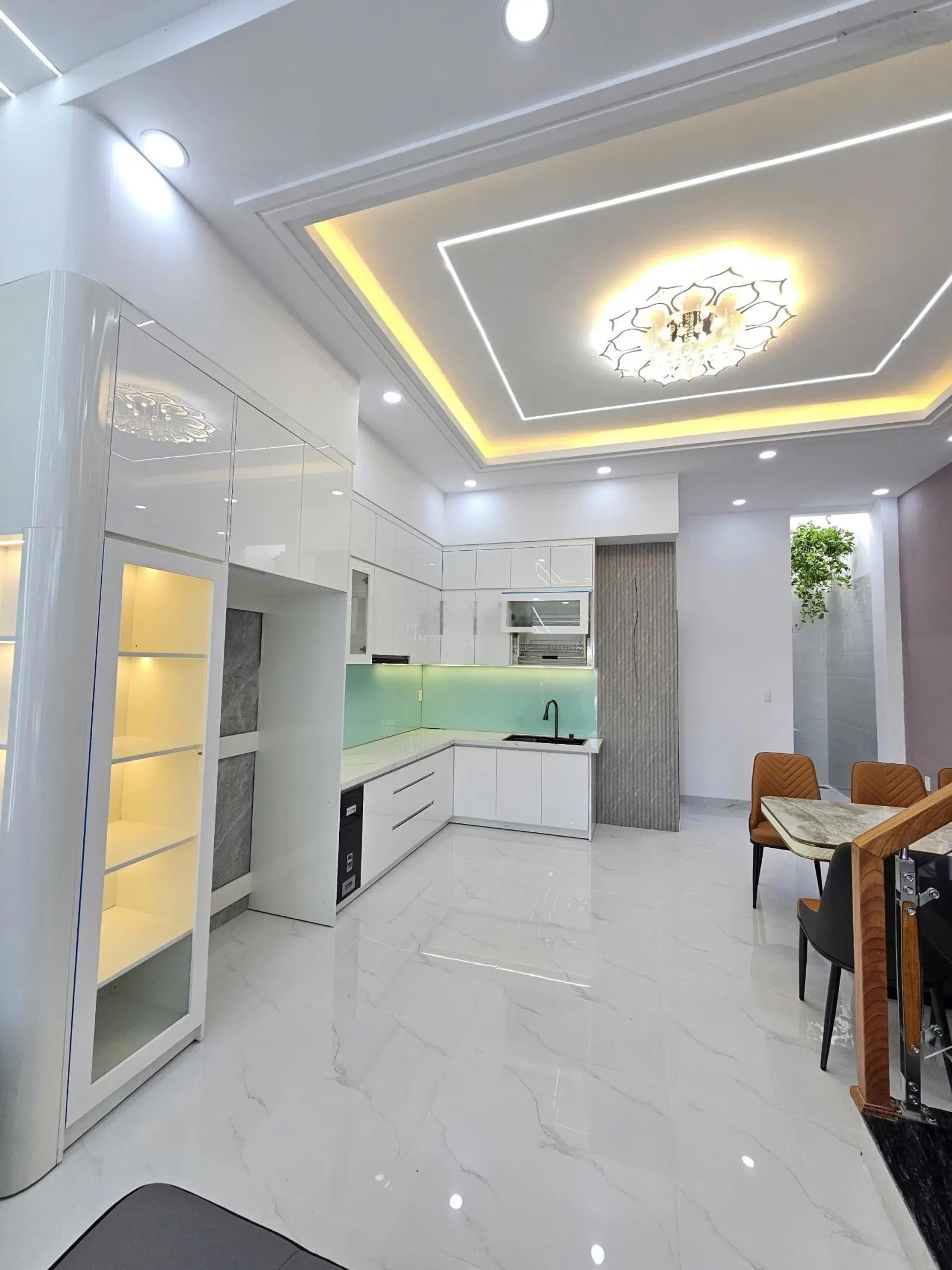 Nhà phố: 4tỷ500, 80m2 có phòng ngủ dưới, nhà 1 trệt 2 lầu đầy đủ nội thất KDC ngay vòng xoay An Phú