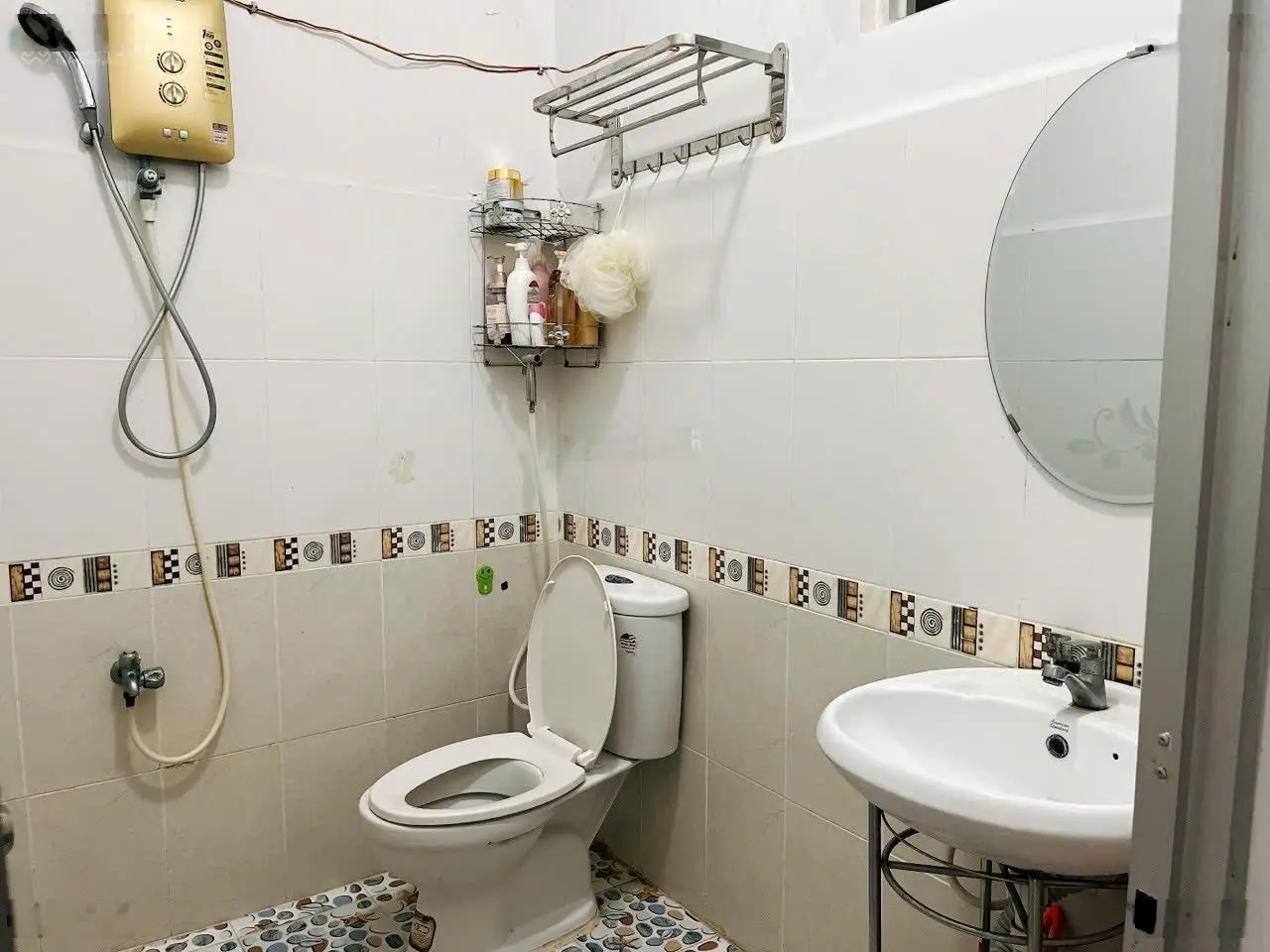 Bán căn hộ Hưng Phú 70m2, 2 phòng ngủ, có nội thất, sổ hồng, thang máy, Đông Bắc, bãi oto