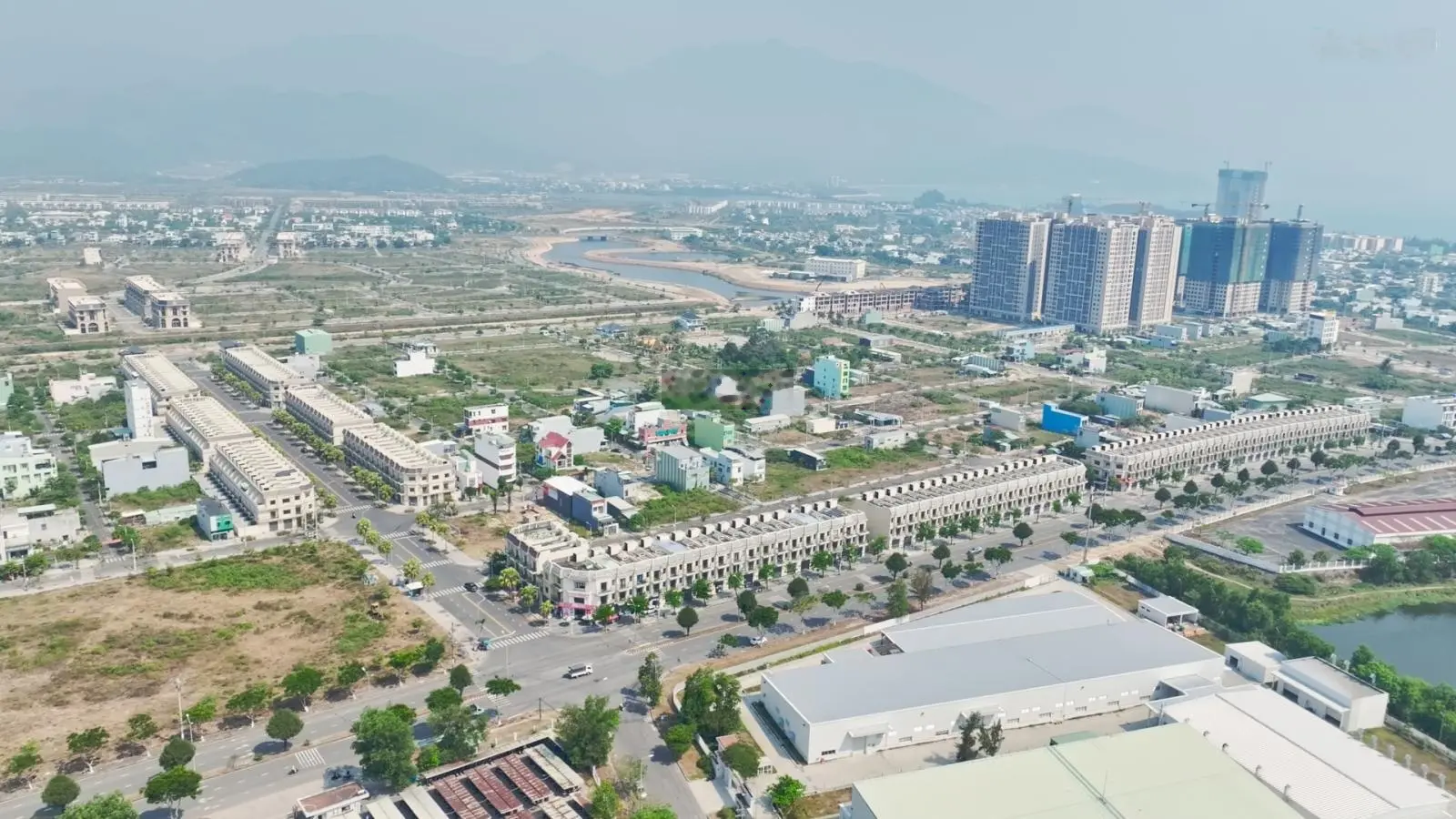 Xuất ngoại giảm 1 tỷ bán nhanh nhà 3 tầng view hồ Bàu Tràm Đà Nẵng, cách biển 600m, dòng tiền 15tr