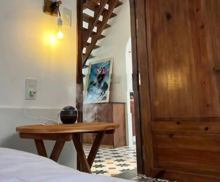 Homestay sân vườn nhiều cây và hoa. Kiến trúc cổ điển độc đáo, đặc trưng Đà Lạt