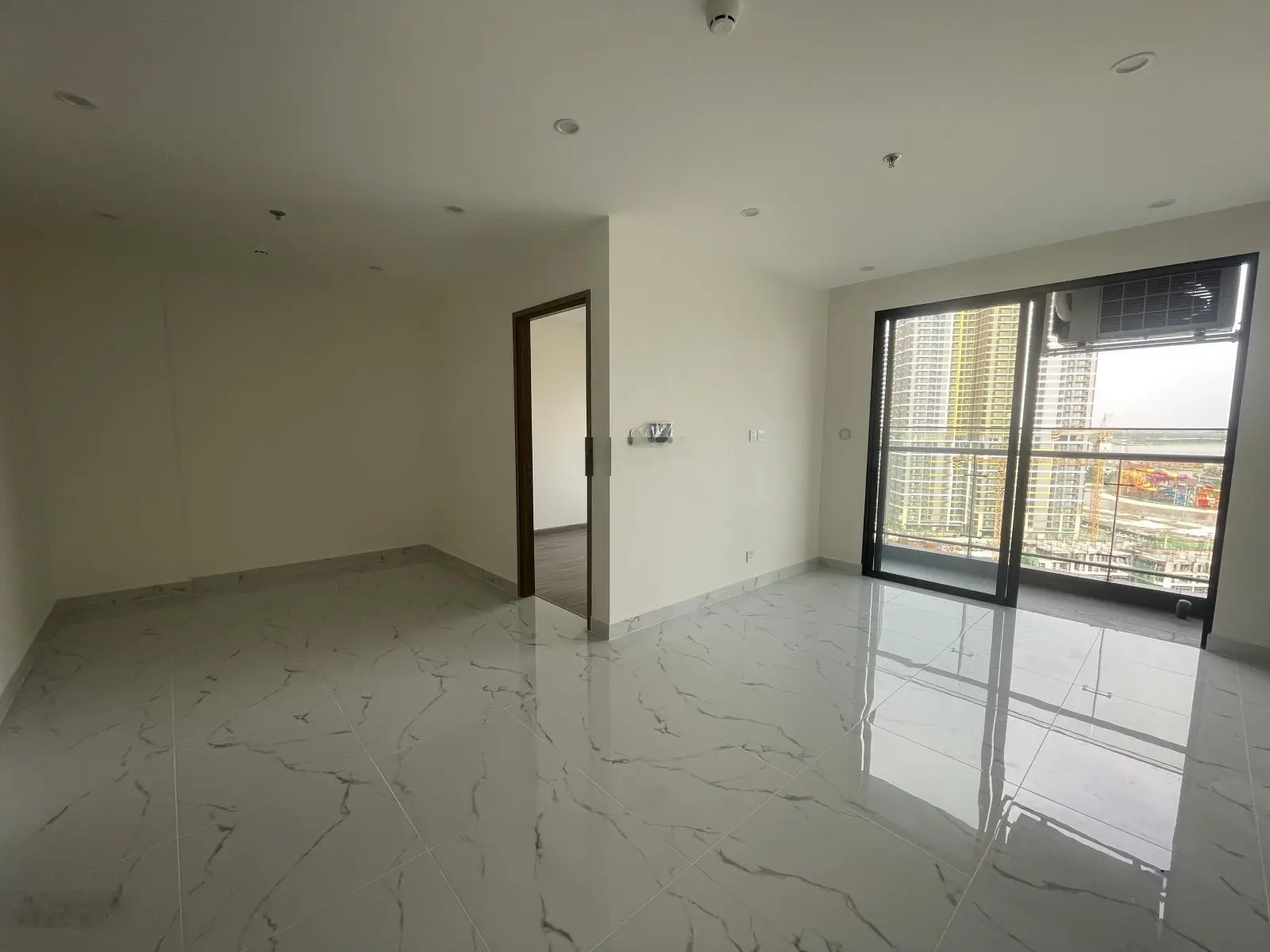 Chính chủ cắt lổ 800tr căn 3PN Glory tầng trung View hồ bơi, Cạnh Vincom, DT 81,5m2 giá 4,7 tỷ